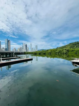 Imagem Apartamento com 2 dormitórios reformado e mobiliado com linda vista em Balneário Camboriú