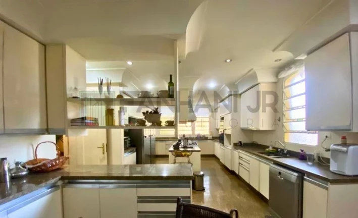 Imagem Imponente Residência de Alto Padrão no Morumbi: 5 Quartos, 5 Suítes, 6 Salas, 8 Banheiros, 10 Vagas de Garagem e 1.100m² de Área.