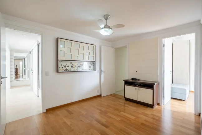 Imagem Apartamento 198M², 3Q, 3 Suítes, 3 Banheiros, 3 Vagas, Piscina Coberta, Academia, Quadra, Sauna, Salão de Festas, Playground, Depósito.
