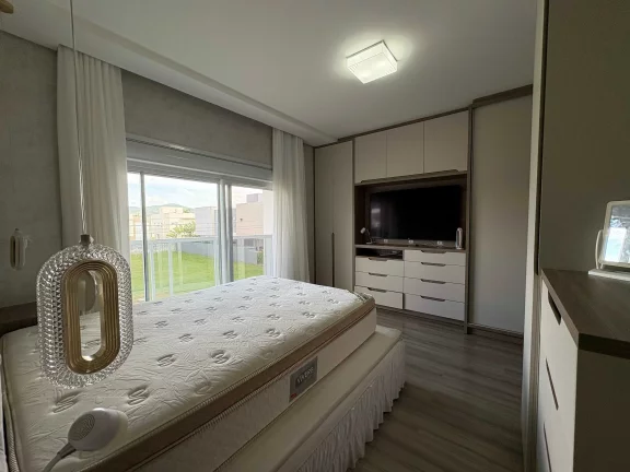 Imagem Casa mobiliada no Condomínio Caledônia com 4 suítes e 4 vagas de garagem em Camboriú