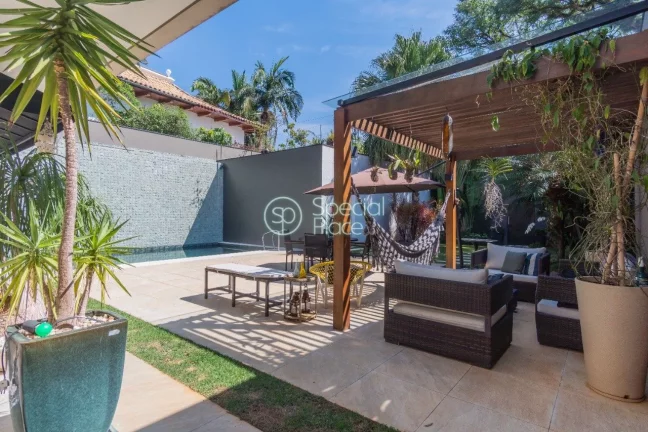 Imagem Casa com excelente localização e ótima segurança, reformada pela Arquiteta Arquiteta Gisela Bent...