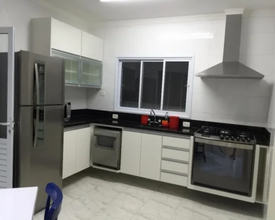 Imagem Imperdível oportunidade de casa para venda ou locação em Guarujá-SP, no Balneário Praia do Pernambuco: 4 quartos, 4 suítes, 2 salas, 4 banheiros, 2 vagas de garagem, 300m². Aproveite!