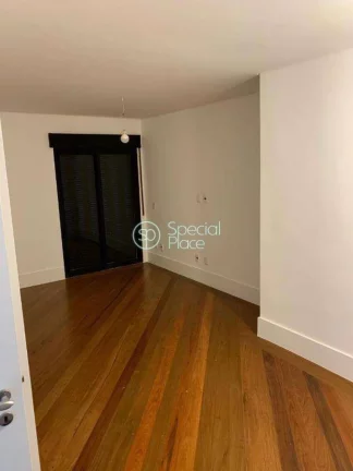 Imagem Oportunidade. Apartamento super espaçoso, com 220m2 de área útil, 4 dormitórios ( 3 suítes ) e ...