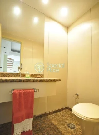 Imagem Amplo apartamento à venda com 6 quartos, sendo 3 suítes, e 6 banheiros no total. Este apartamento ...