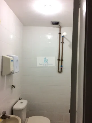 Imagem Salão Comercial de Alto Padrão à Venda no Centro do Rio de Janeiro-RJ: 1 Sala, 2 Banheiros e 115m² de Área.