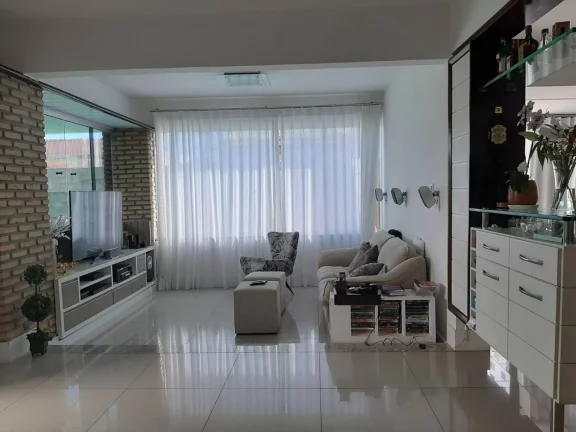 Imagem Casa à venda no bairro Suissa - Espaçosa com 5 quartos e 4 vagas de garagem!