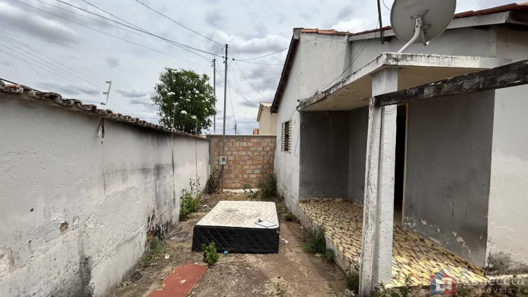 Imagem Terreno de esquina com casa antiga à venda no Bairro São Francisco — Excelente localização em Patos de Minas