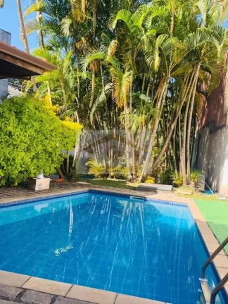 São 4 quartos, sendo 2 suítes, 5 vagas, Imperdível , residencial com apenas 34 casas