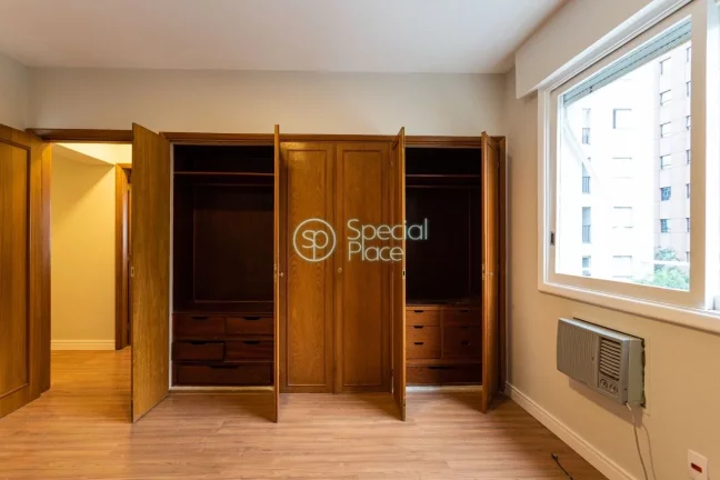 Imagem Apartamento com 134m² de área útil. São 3 dormitórios ( 1 suíte ) e 1 vaga de garagem. Living ...