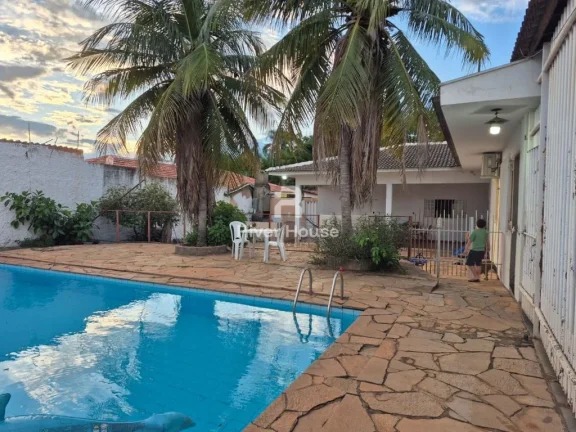 Imagem Belíssima Casa para Venda no Valor R$ 1.200.000,00 ; Area 882 m² ; 05 Suítes ; Boa Esperança, Cuiabá - MT 01 Area da Frente 01 Sala 05 Quartos sendo 05 Suítes uma Master 06 Banheiros 01 Cozinha 01 Area fundos 01 Lavanderia 06 Vagas de Garagem Piscina. Loc