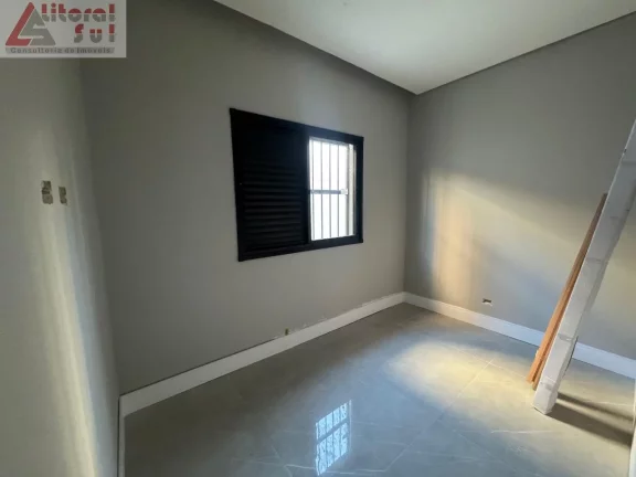 Imagem Casa à venda em Praia Grande-SP, bairro Aviação, 3 quartos, 1 suíte, 1 sala, 2 banheiros, 1 vaga, 175m²