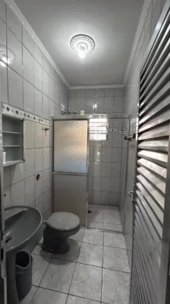 Imagem Casa à venda de 2 dormitórios no Maracanã em Praia Grande-SP, terreno de 4,20 X 20,22, sendo 2 dormitórios, sala, cozinha, banheiro, área de serviço, espaço gourmet com churrasqueira e 2 vagas de garagem. 300 metros da praia.