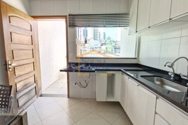 Imagem Sobrado residencial com 92m². O imóvel possui sala bem iluminada, cozinha com armários planejados...