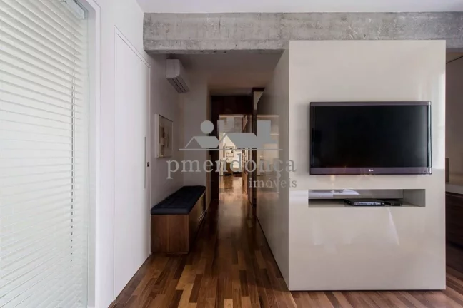 Imagem Lindo apartamento reformado com 1 suíte e 2 vagas, 140m².3