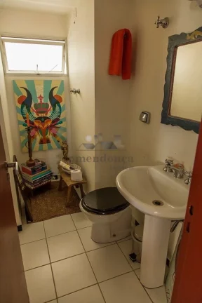 Imagem Apartamento totalmente reformado, com piso de madeira, living para 02 ambientes, 03 dormitórios sen...