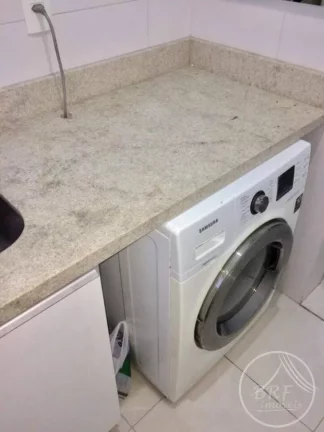 Imagem Vendo apartamento em Bairro Arreias São José SC, de três dormitórios, suíte, duas vagas livres, cozinha e área de serviço mobiliados.