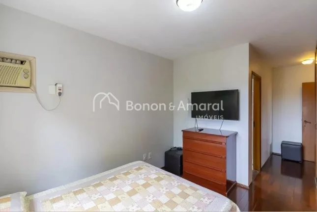 Imagem Casa espaçosa disponível para venda, com 5 quartos, incluindo 2 suítes, e 4 banheiros. O imóvel ...