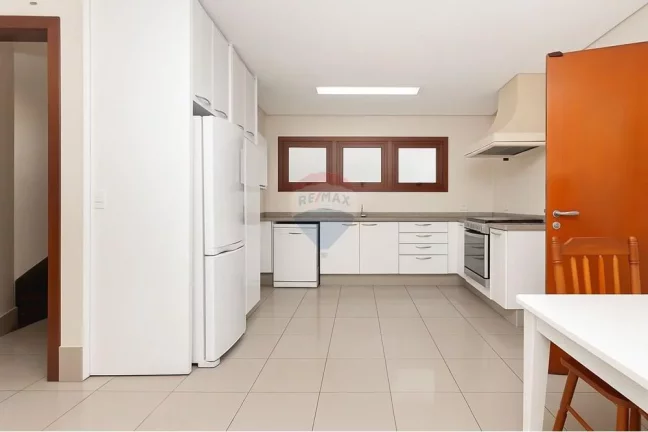 Imagem Casa com 4 suítes e 426 m² construídos, com piscina no melhor da Vila Ida