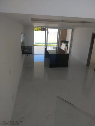 Imagem Imperdível: Casa de luxo em condomínio Alphaville (Abrantes), Camaçari-BA - 5 quartos, 4 suítes, 2 salas, 1 banheiro, 4 vagas, 267m²!