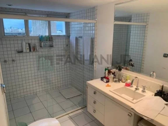 Imagem Descubra o seu novo lar no coração do Itaim Bibi! Com uma localização privilegiada na Rua Camargo Cabral, este magnífico apartamento de 280m² é a defi