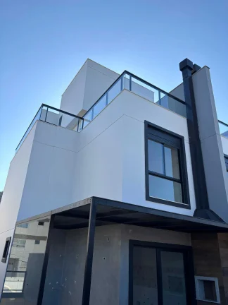 Imagem Sobrado triplex com 3 suítes e 4 vagas de garagem no bairro Ariribá em Balneário Camboriú/SC