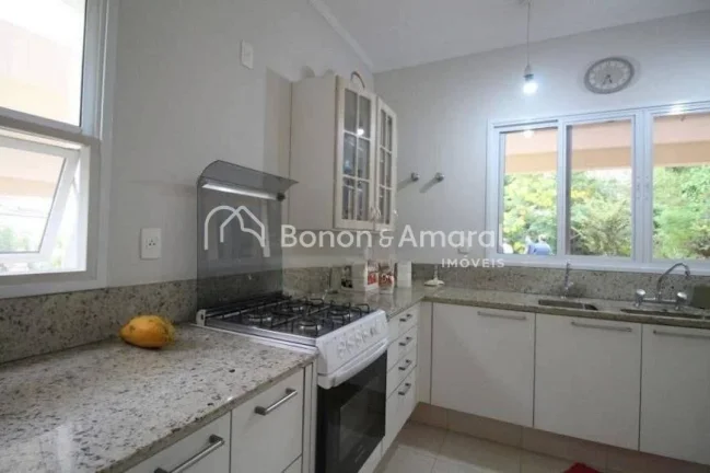 Imagem Belíssimo sobrado com 389 m² de área construída. A residência possui 4 suítes com vista voltad...