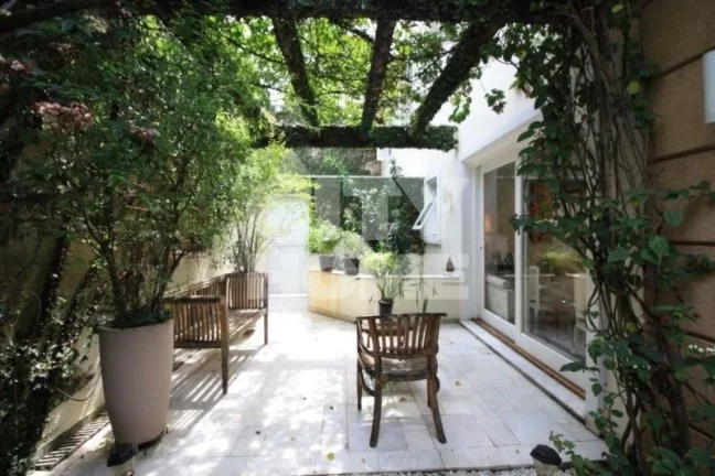 Imagem Casa espaçosa e segura, em condomínio com 07 casas! Situada em bela Praça, no ponto mais tranquil...