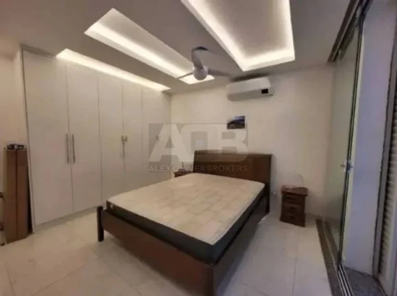 Imagem Apartamento à venda em Copacabana, 48m2, Quarto e Sala, 50 metros da Praia.