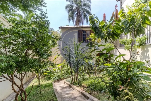 Imagem Imóvel à venda em São Paulo-SP: Casa deslumbrante no Pacaembu com 3 quartos, 1 suíte, 2 salas, 3 banheiros, 4 vagas e 450m² de área.