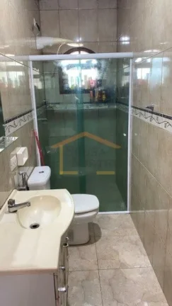 Imagem Sobrado com 4 dormitórios, sendo 3 suítes, uma delas com varanda e duas externas. Conta com banhei...