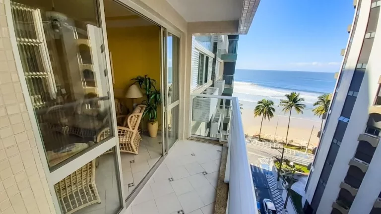 Imagem Astúrias, frente mar, vista lateral, 3 dormitórios e 1 vaga.