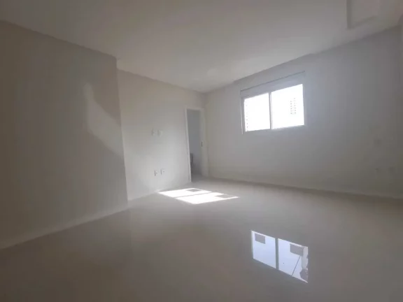 Imagem Apartamento quadra mar com 3 suítes e 3 vagas de garagem - Meia Praia/SC