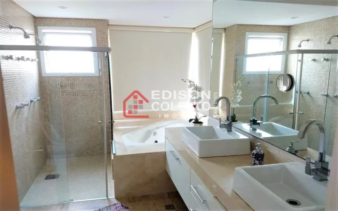 Imagem "Pronto para Morar" Casa de alto padrão à venda no Alphaville Campinas. Com um design moderno e bem iluminado