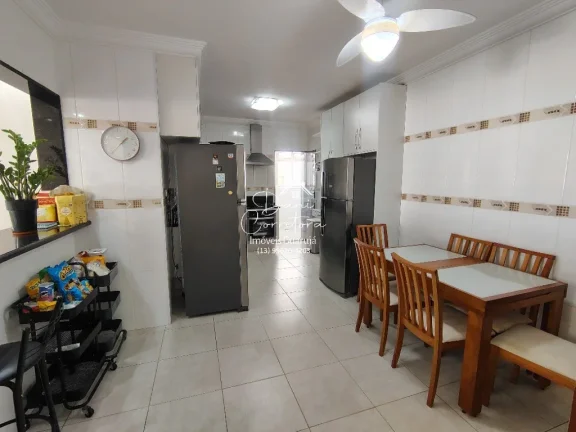 Imagem Apartamento reformado com vista, 50 metros da praia nas Pitangueiras: 3 quartos, 1 suíte, 2 salas, 3 banheiros, 1 vaga, 134m²!