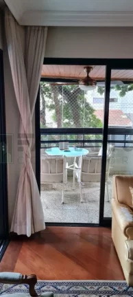 Imagem Apartamento de Luxo para Locação em Moema, São Paulo-SP: 3 quartos, 3 suítes, 2 salas, 4 banheiros, 220m² de área.