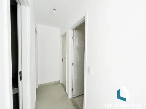 Imagem Apartamento de 2 dormitórios com suíte, varanda e garagem coberta. Infraestrutura completa.