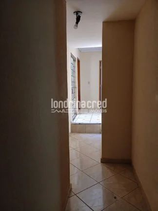 Imagem Ótima Casa na Zona Norte de Londrina: 4 Dormitórios, 2 Banheiros, 2 Vagas de Garagem e 250m² de Terreno. Conforto e Espaço para Sua Família, Agende Sua Visita!