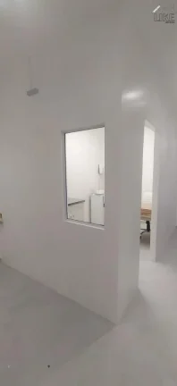 Imagem casa a venda com dois pontos comerciais no fundo