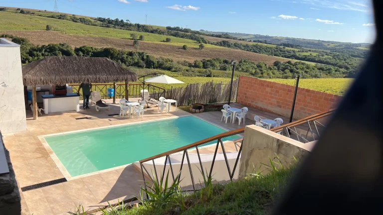 Imagem Chácara em Araçoiaba da Serra-SP: 5 quartos, 3 suítes, 230m² de área, venda ou locação no Campo do Meio.