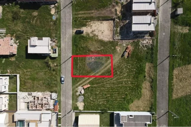 Imagem Terreno plano dentro de condomínio fechado.