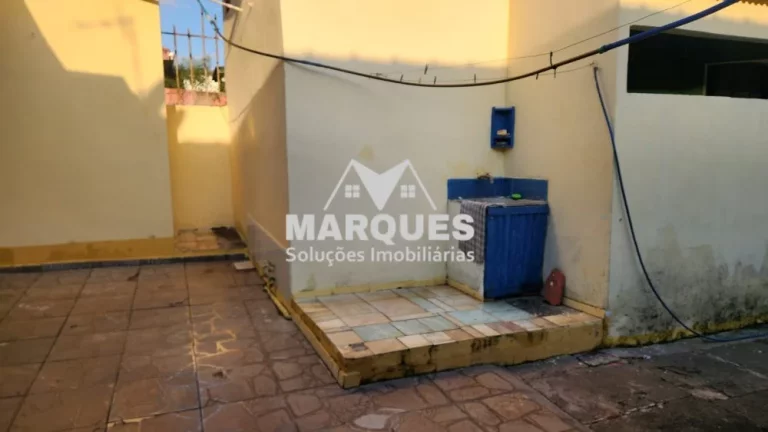 Imagem Oportunidade Ter. de 250m² com 2 Casas no Jd. Campos Verdes