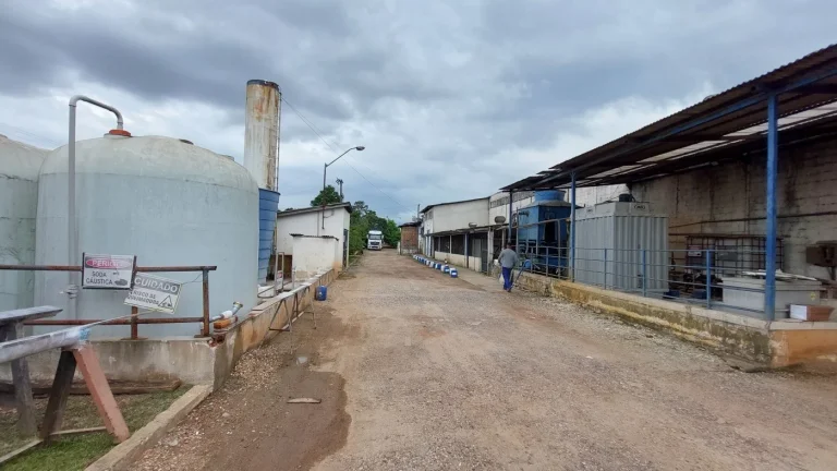 Imagem Barracão industrial 2500 m2 em Curitiba. Bairro Boqueirão