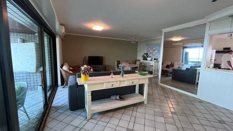 Imagem Residência à Beira-Mar: Luxo e Conforto com Vista Panorâmica
