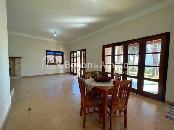 Imagem Ótima casa à venda, espaçosa com 274 m² de área construída. A residência possui ampla sala pa...
