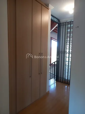 Imagem Encante-se com esta belíssima casa que oferece 4 suítes, incluindo uma suíte master com hidro e d...