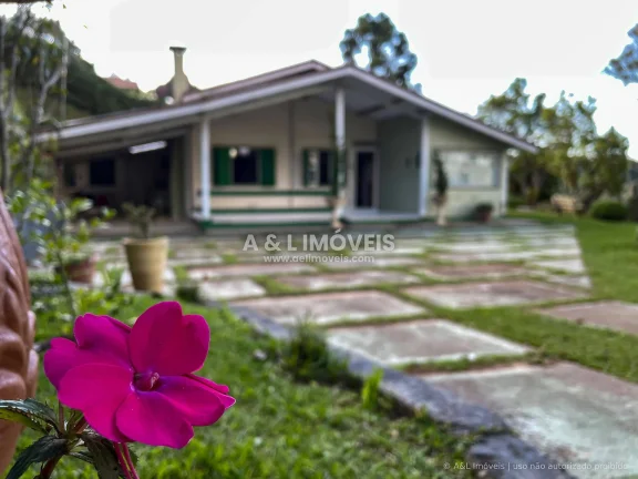Imagem Casa à Venda em Campos do Jordão | 5 Dorms., Lareira e Deck Panorâmico
