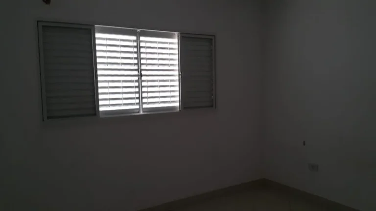 Imagem Casa com 02 vagas, sala ampla, cozinha com armários, área de serviço coberta, 03 dorm. e quintal ...