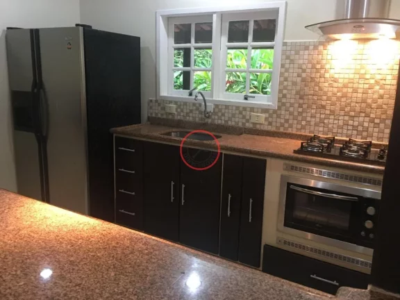 Imagem CASA PARA LOCAÇÃO ANUAL DENTRO DE RESIDENCIAL COM PISCINA, COM 2 DORMITÓRIOS, SENDO UMA SUITE