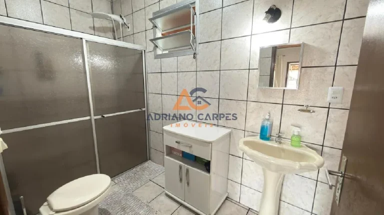 Imagem Casa com 3 dormitórios, Averbada, garagem para 2 carros e quintal gramado a 700m do mar, na Praia de Gravatá em Navegantes - Adriano Carpes imóveis vende