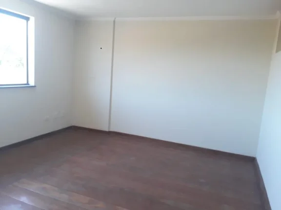 Imagem Casa com 3 dormitórios (1 suite), sala, banheiro social com box blindex e armários, cozinha com AE...